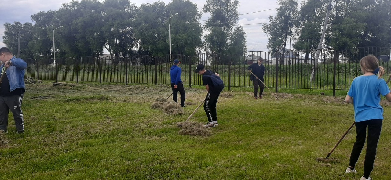 Сегодня (10.06) в лагере труда и отдыха вновь &amp;quot;Трудовой десант&amp;quot; . Ребята занимались уборкой скошенной травы..