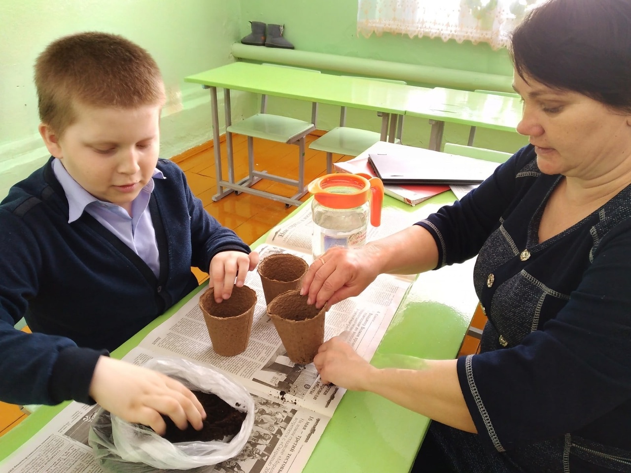 Накануне праздника День Земли в Атяшевской средней школе прошла акция &amp;quot;Озеленяй&amp;quot;.