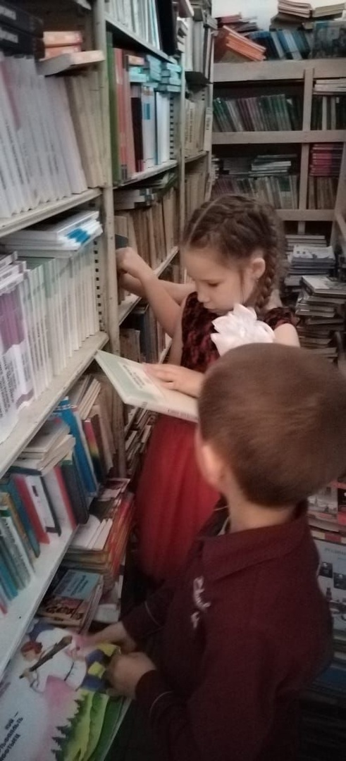 25 октября Международный день школьных библиотек (International School Library Day) отмечается во многих странах ежегодно в четвертый понедельник октября, начиная с 1999 года по инициативе ЮНЕСКО..